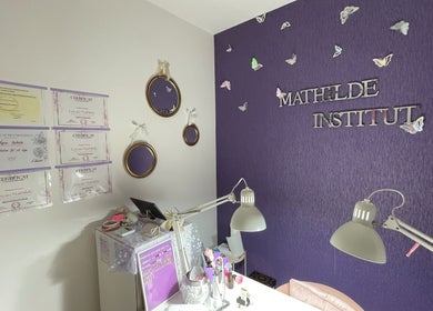 Intérieur élégant du Mathilde Institut, Le Mans, Pays De La Loire, avec décor violet et miroirs.