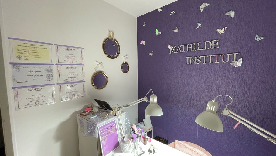 Intérieur de Mathilde Institut, Le Mans, Pays De La Loire, FR. Décorations de papillons et certificats.