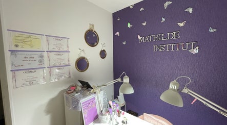 Intérieur de Mathilde Institut, Le Mans, Pays De La Loire, FR. Décorations de papillons et certificats.