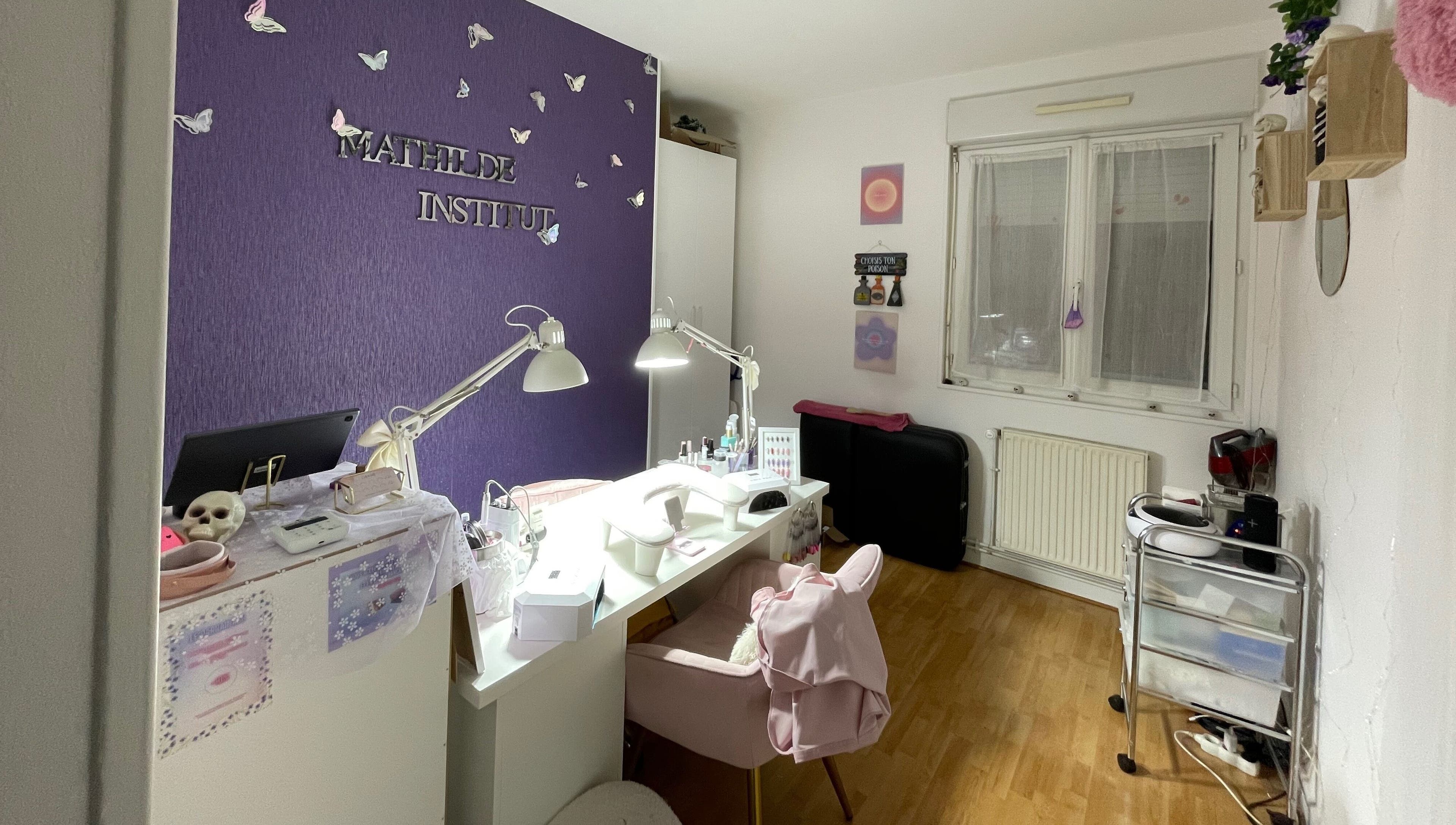 Salle de soin moderne à Mathilde Institut, Le Mans, Pays De La Loire, FR, avec mobilier élégant.