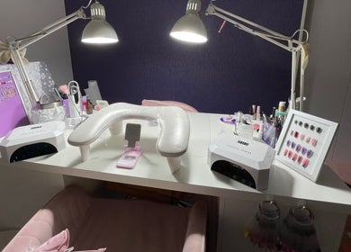 Espace manucure moderne au Mathilde Institut, Le Mans, Pays De La Loire, FR. Lampe de table et outils de beauté.