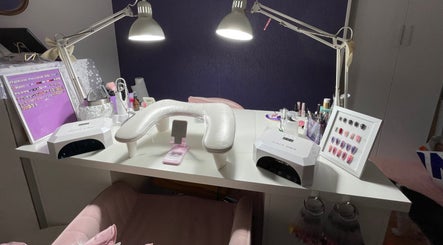 Espace manucure moderne au Mathilde Institut, Le Mans, Pays De La Loire, FR. Lampe de table et outils de beauté.