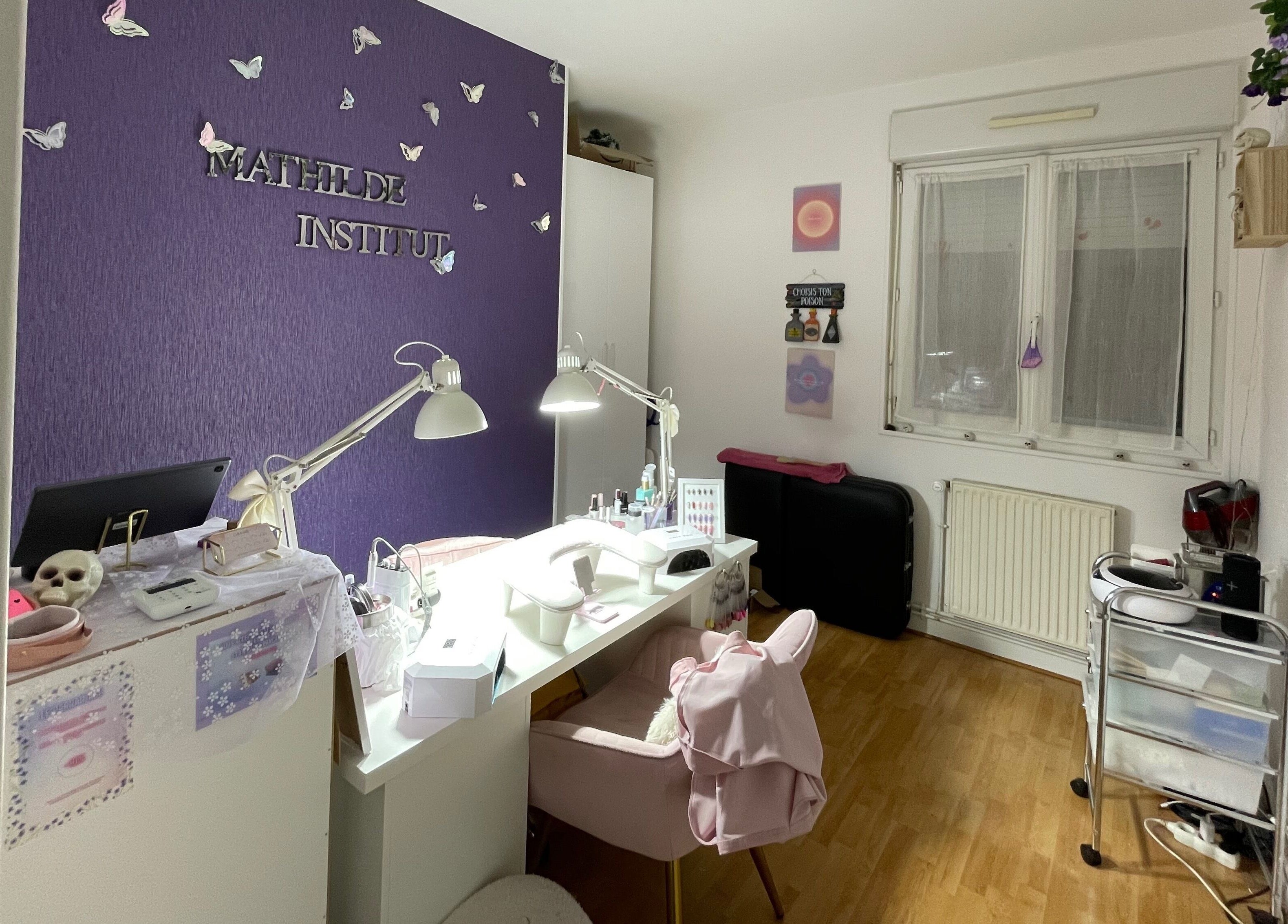 Intérieur moderne de Mathilde Institut à Le Mans, Pays De La Loire, FR avec décorations papillon.