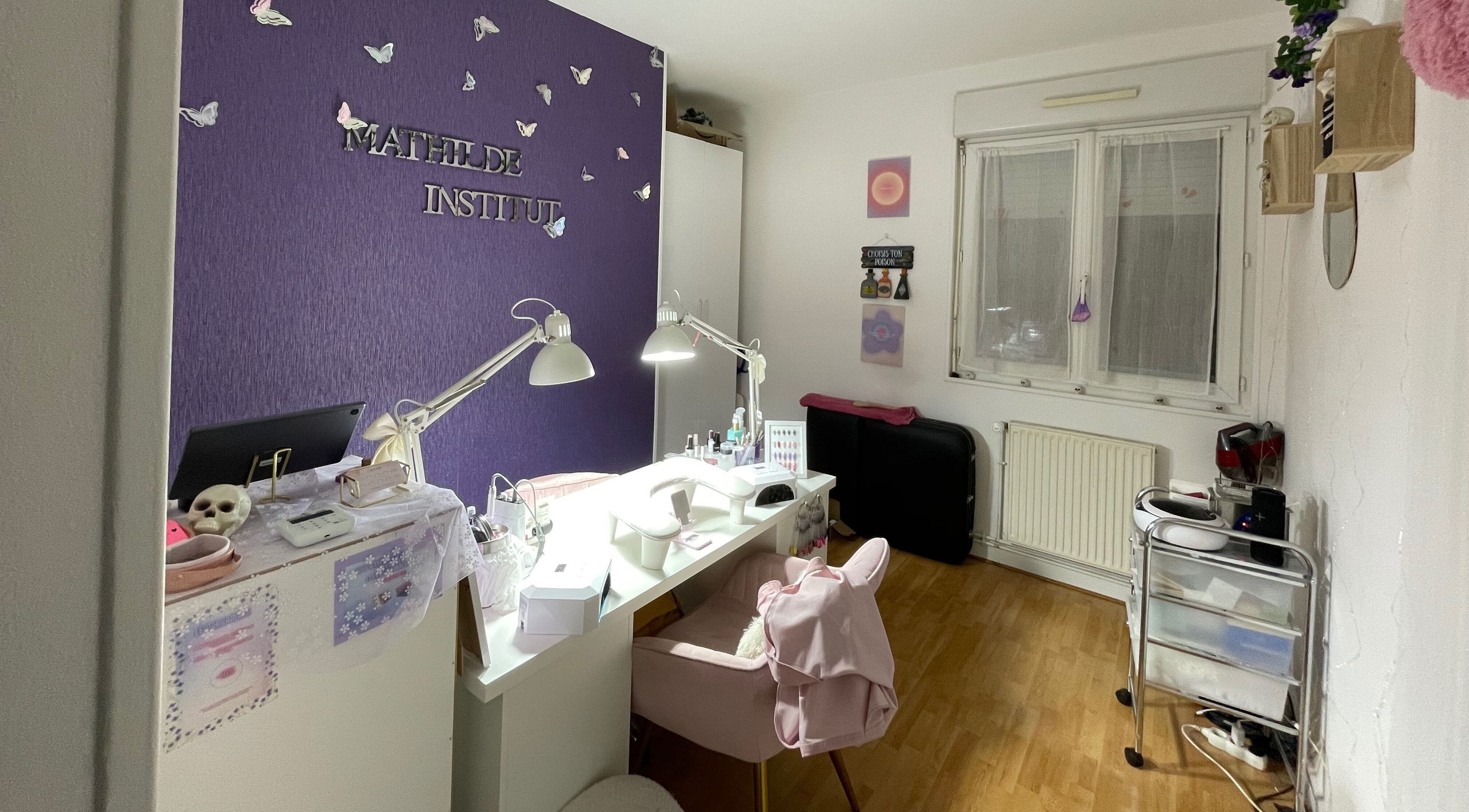 Intérieur moderne de Mathilde Institut à Le Mans, Pays De La Loire, FR avec décorations papillon.