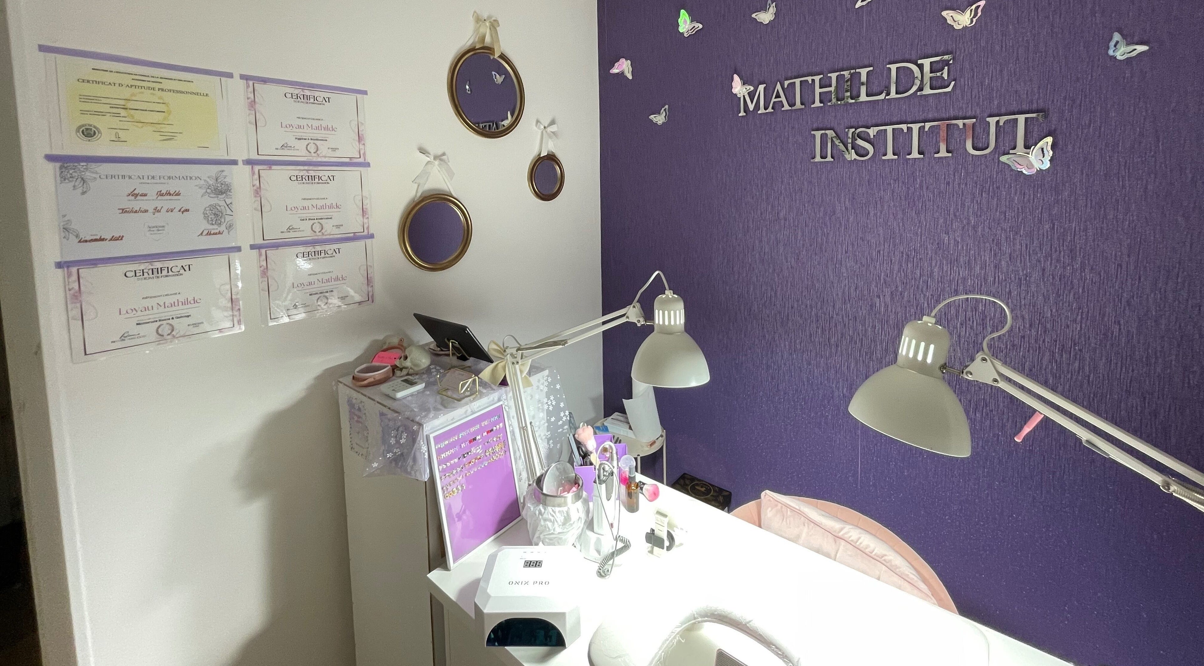 Espace beauté au Mathilde Institut, Le Mans, avec certificats et bureau accueillant.