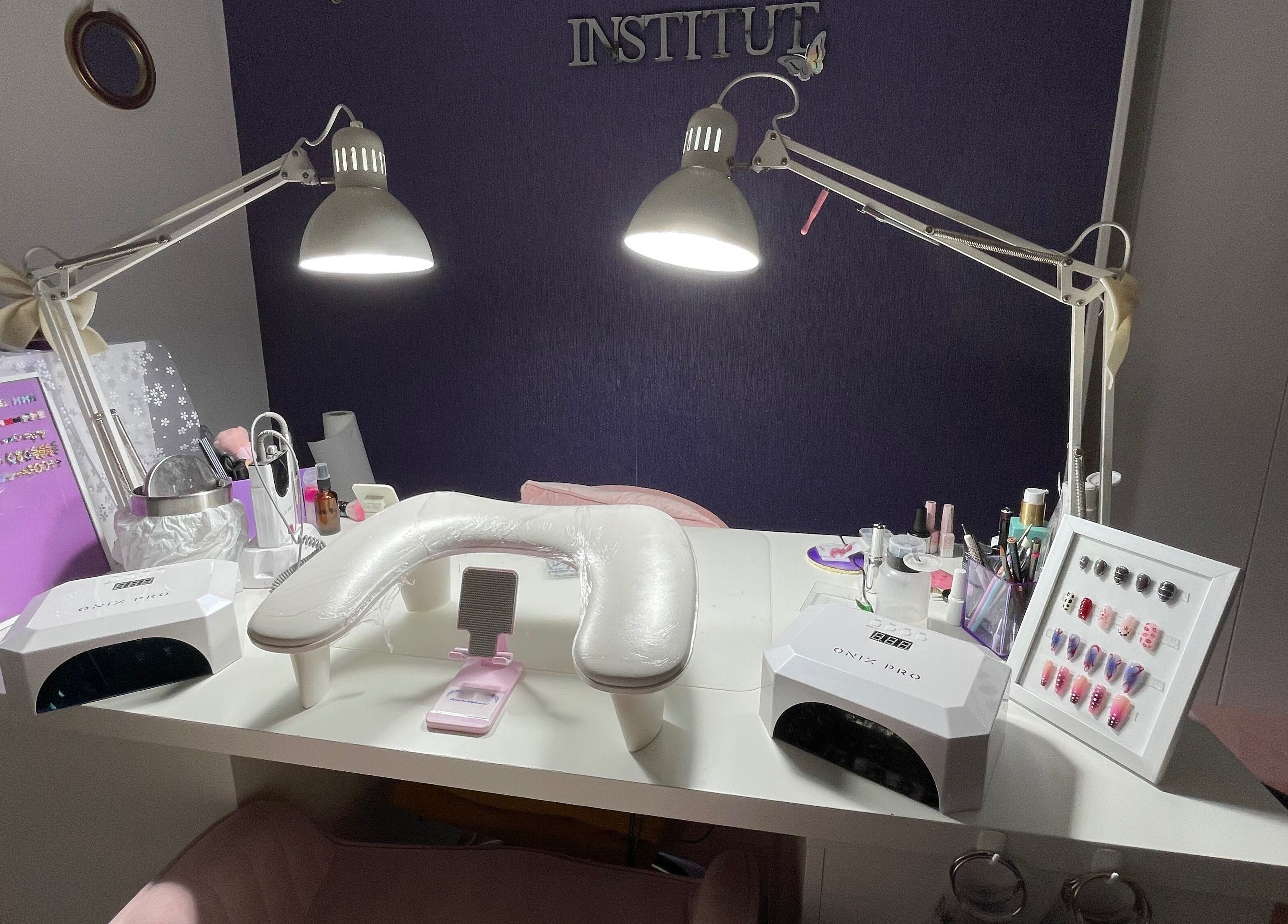 Table de manucure lumineuse au Mathilde Institut, Le Mans, Pays De La Loire, FR avec équipements modernes.