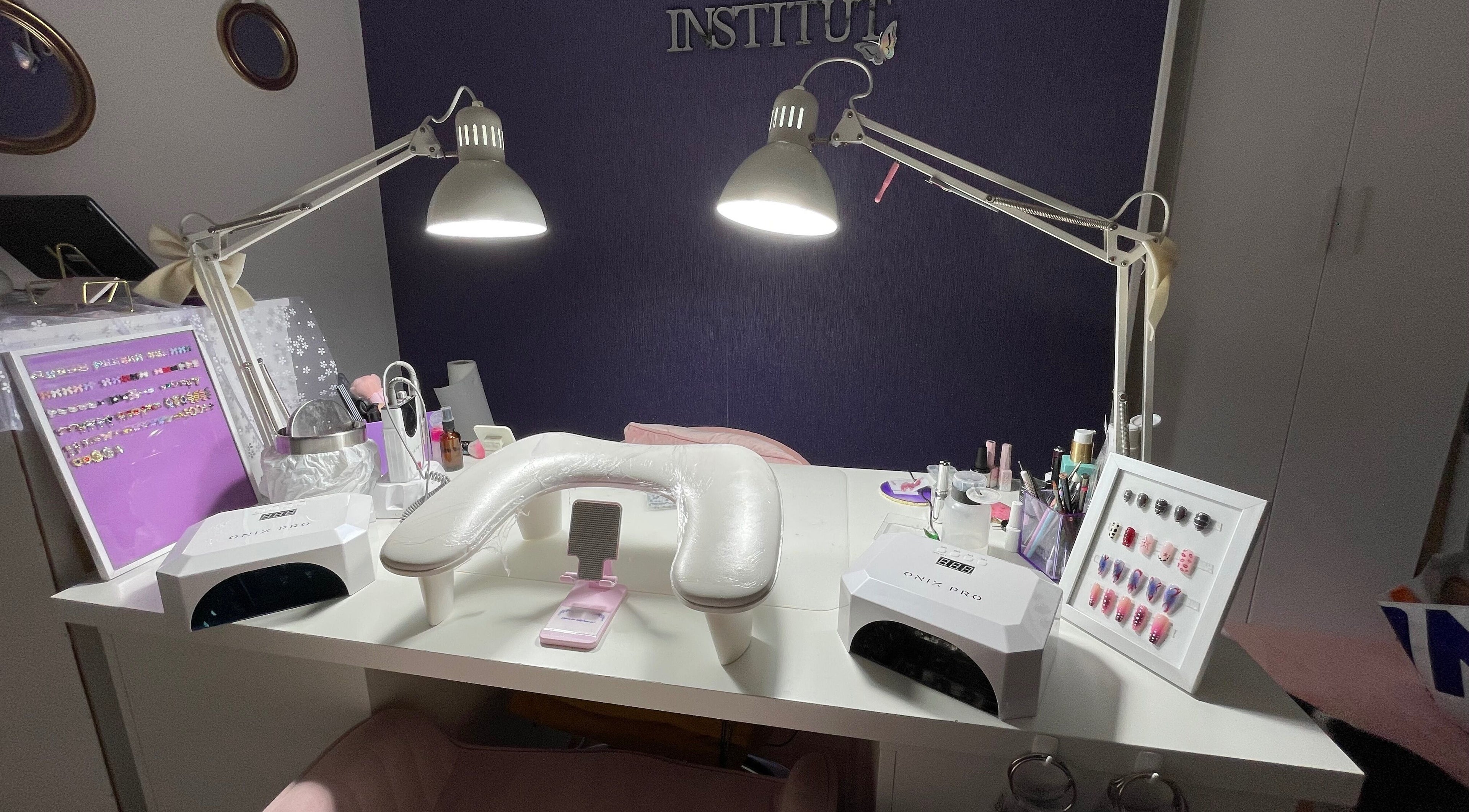 Table de manucure lumineuse au Mathilde Institut, Le Mans, Pays De La Loire, FR avec équipements modernes.