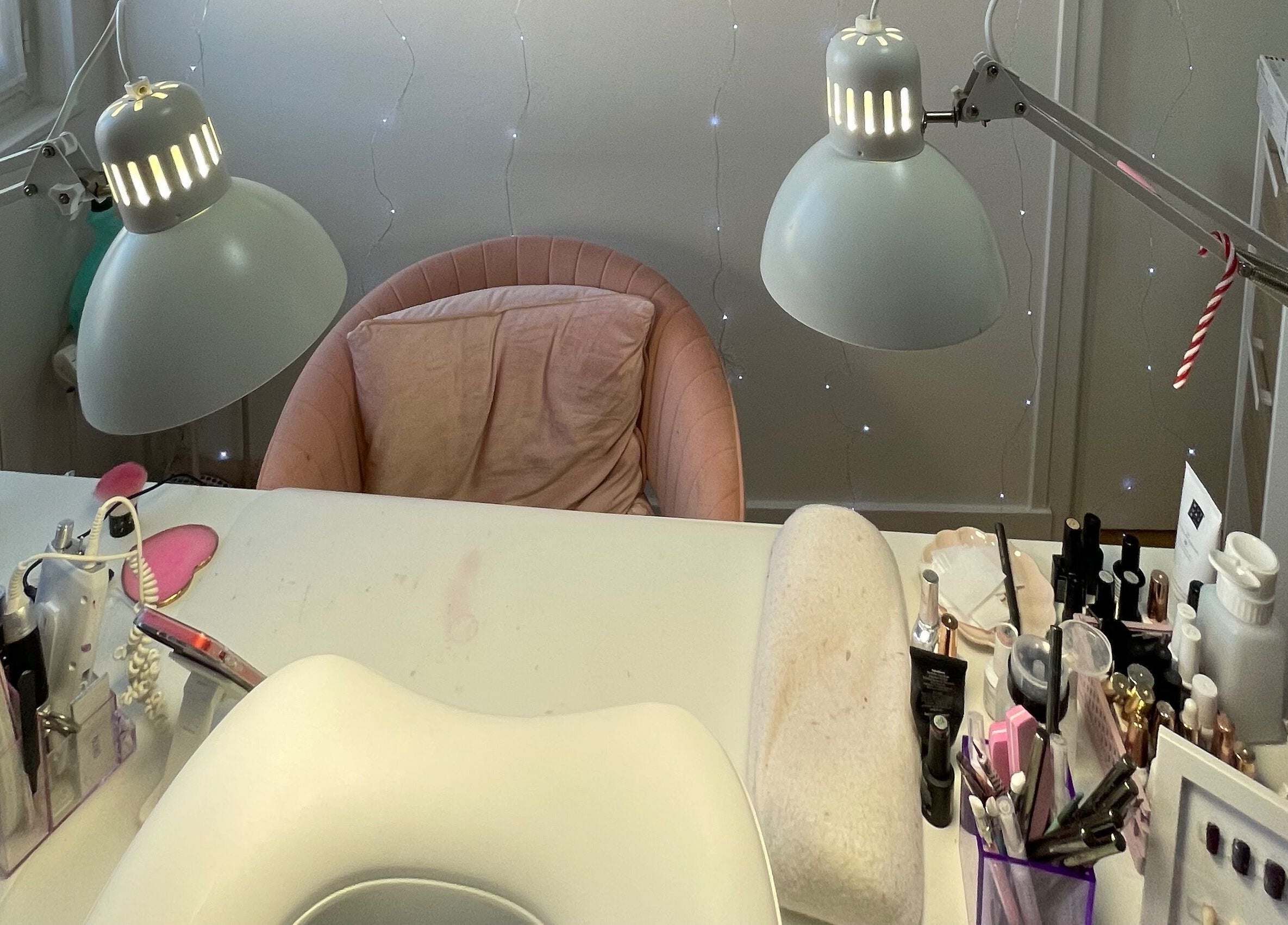 Station de manucure moderne à Mathilde Institut, Le Mans, Pays De La Loire, FR, avec éclairage et outils élégants.