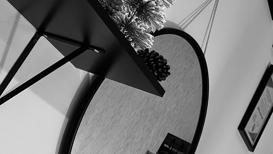 Elegante espejo circular en Athila's Studio, Santiago De Surco, Provincia De Lima, PE.
