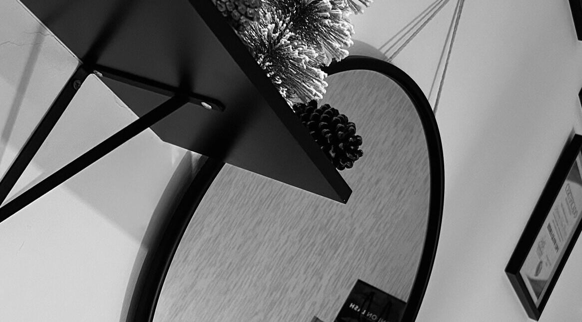 Elegante espejo circular en Athila's Studio, Santiago De Surco, Provincia De Lima, PE.