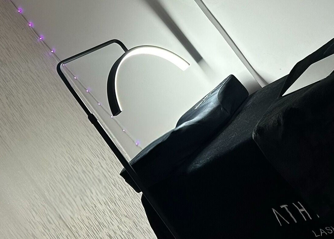 Mesa de tratamiento con iluminación elegante en Athila's Studio, Lima, Provincia De Lima, PE.