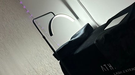 Mesa de tratamiento con iluminación elegante en Athila's Studio, Lima, Provincia De Lima, PE.