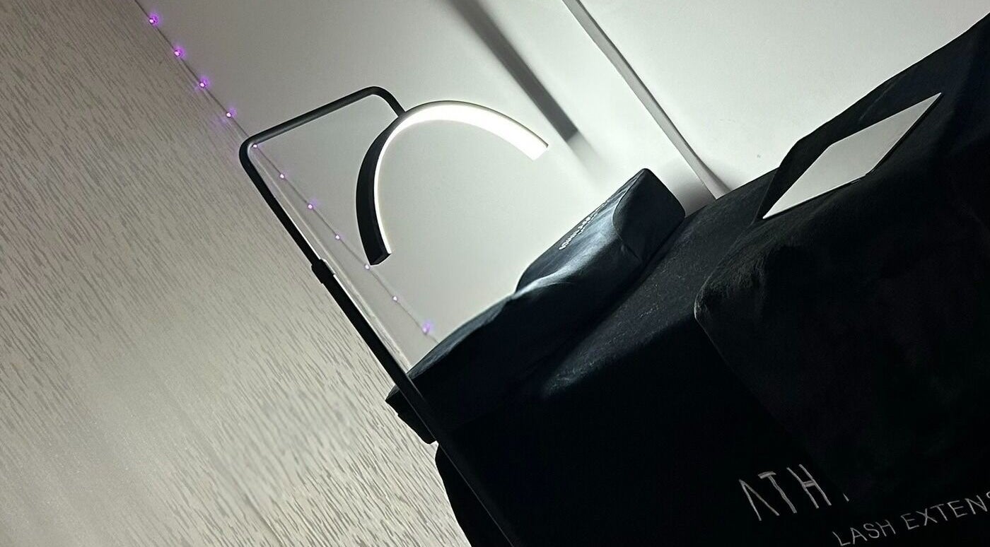 Mesa de tratamiento con iluminación elegante en Athila's Studio, Lima, Provincia De Lima, PE.