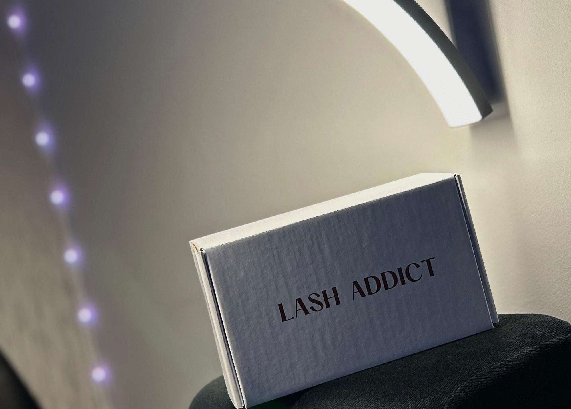 Caja de producto Lash Addict en Athila's Studio, Lima, Provincia De Lima, PE, iluminada por luz tenue.