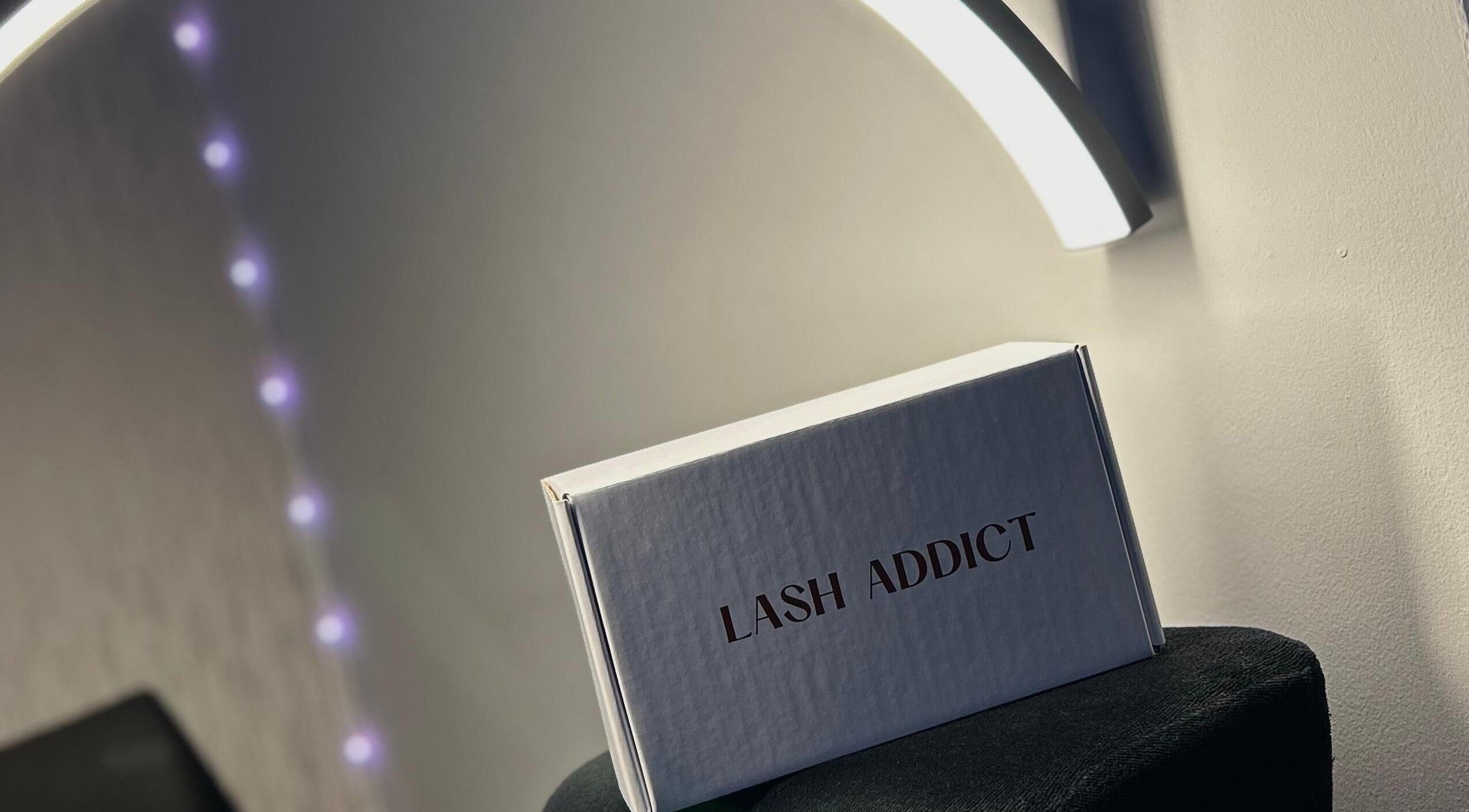 Caja de producto Lash Addict en Athila's Studio, Lima, Provincia De Lima, PE, iluminada por luz tenue.