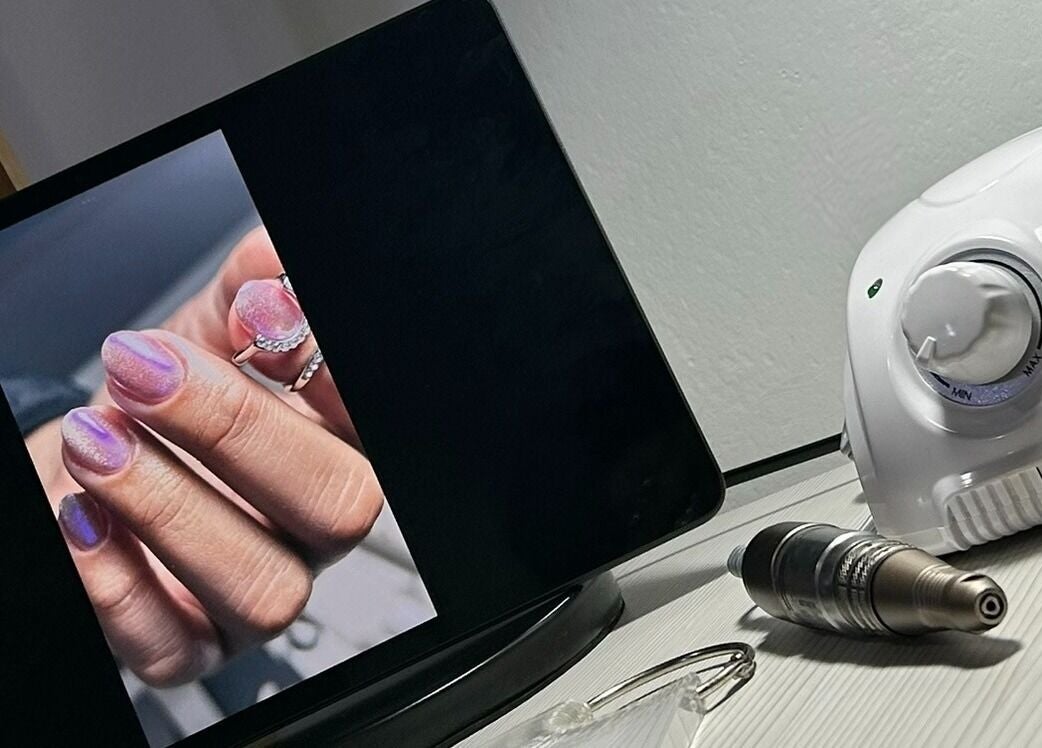 Manicura vistosa en Athila's Studio, Lima, Provincia De Lima, PE, con herramientas profesionales.