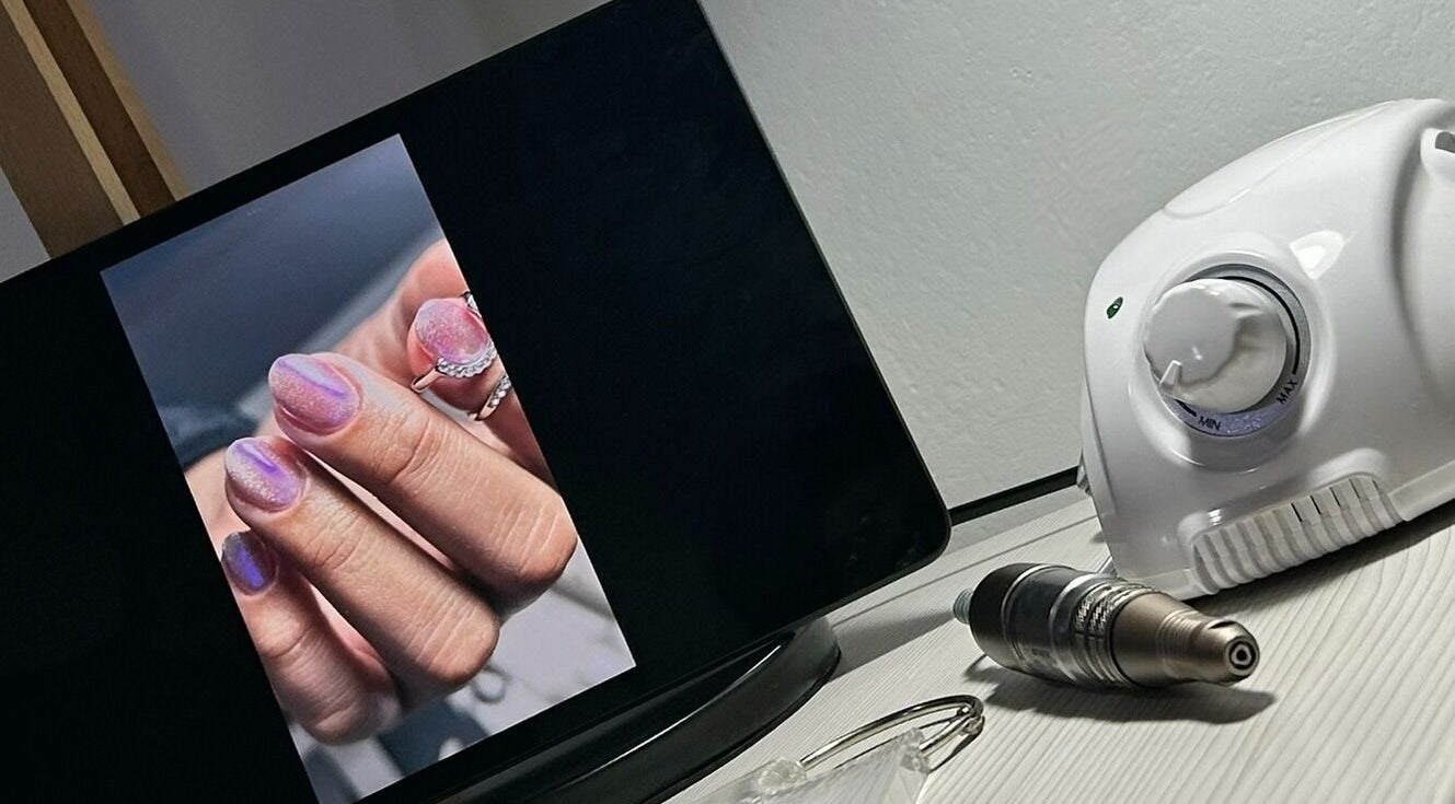 Manicura vistosa en Athila's Studio, Lima, Provincia De Lima, PE, con herramientas profesionales.