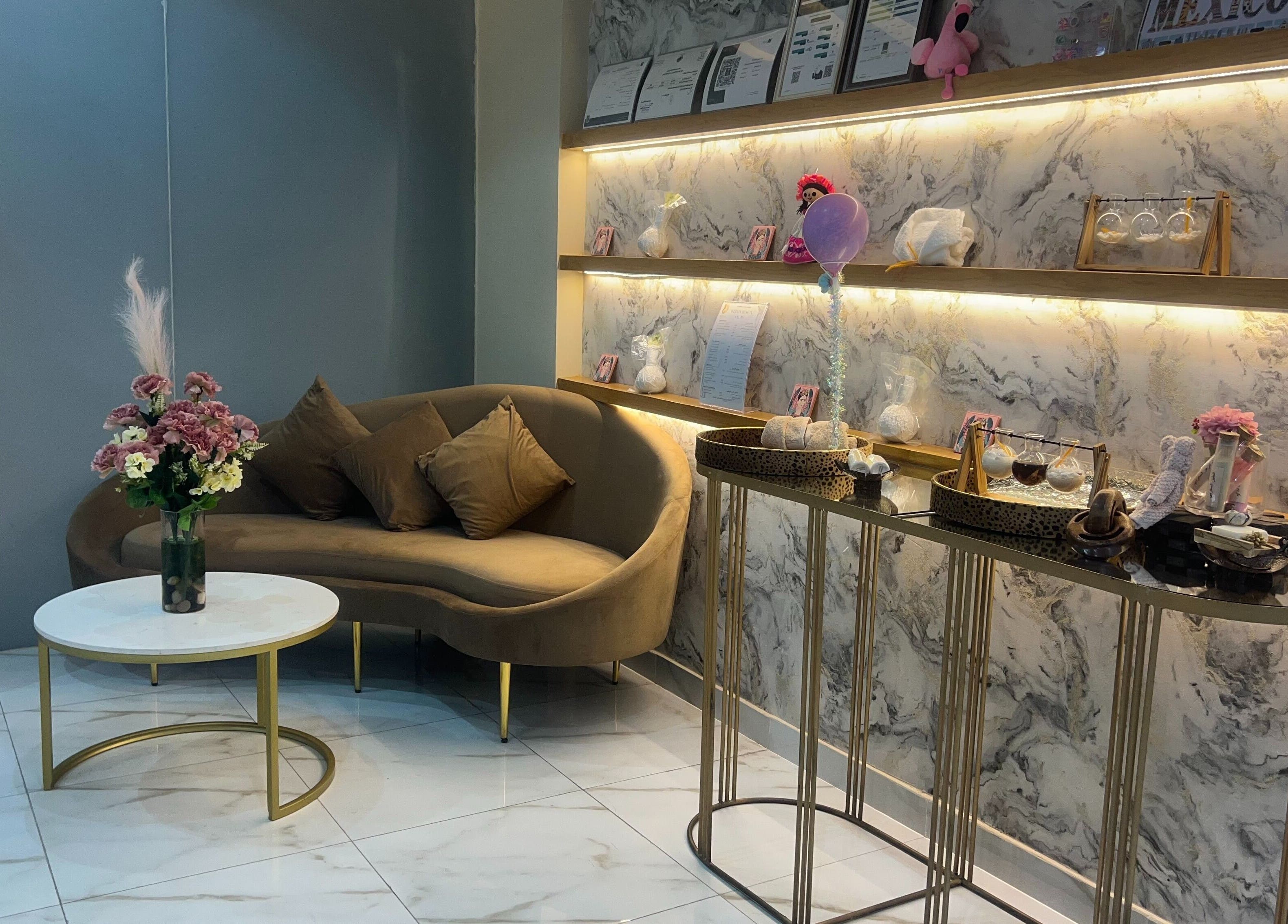 Chic waiting area at Wejdan Aljamal Beauty Salon, Dhahran, Eastern Province, SA with plush seating and decor.