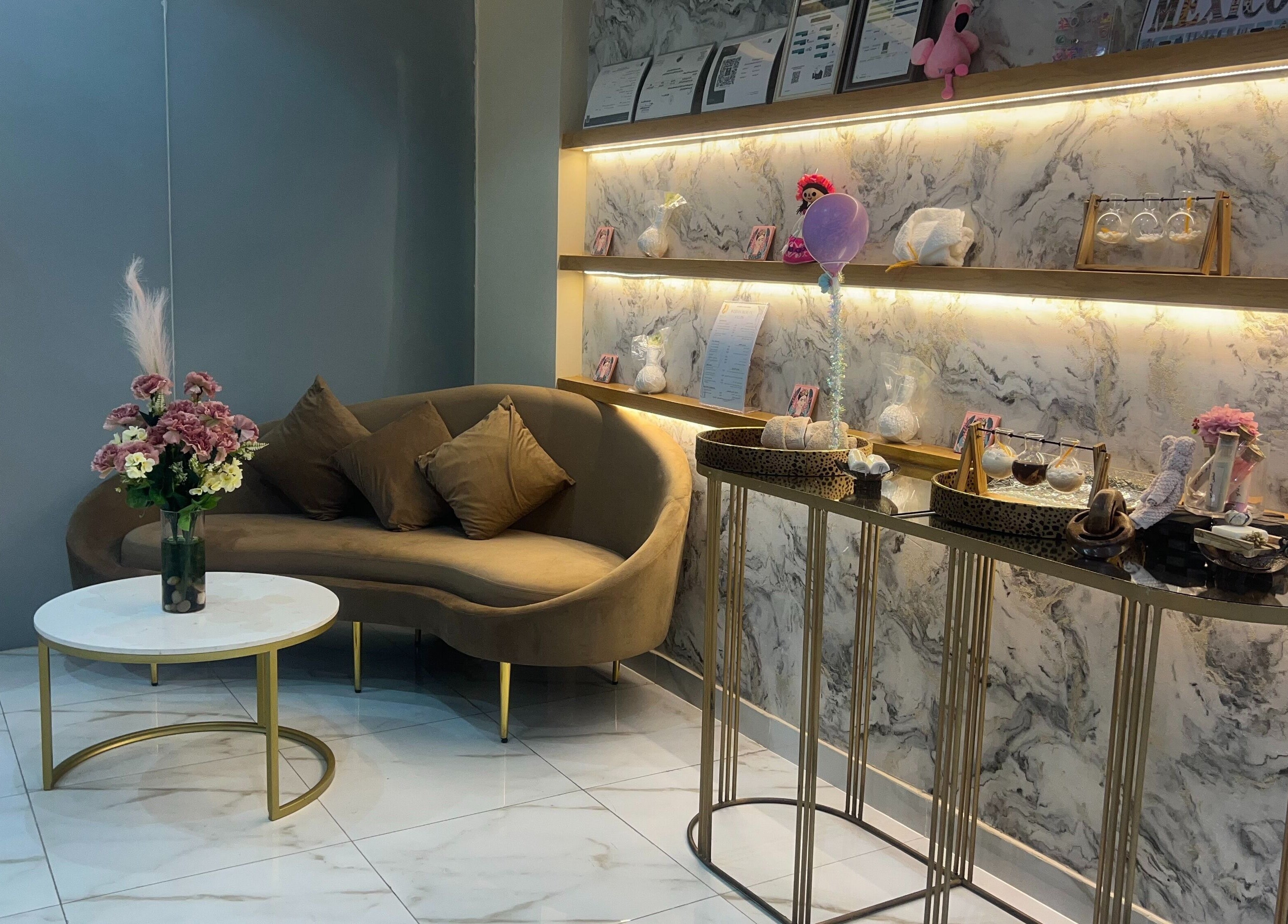 Chic waiting area at Wejdan Aljamal Beauty Salon, Dhahran, Eastern Province, SA with plush seating and decor.