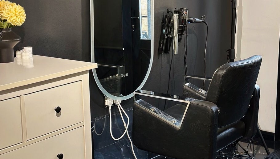 Colț stilizat la Elena Manea - Beauty Room, Leadenhall, England, GB, cu scaun negru și oglindă modernă.