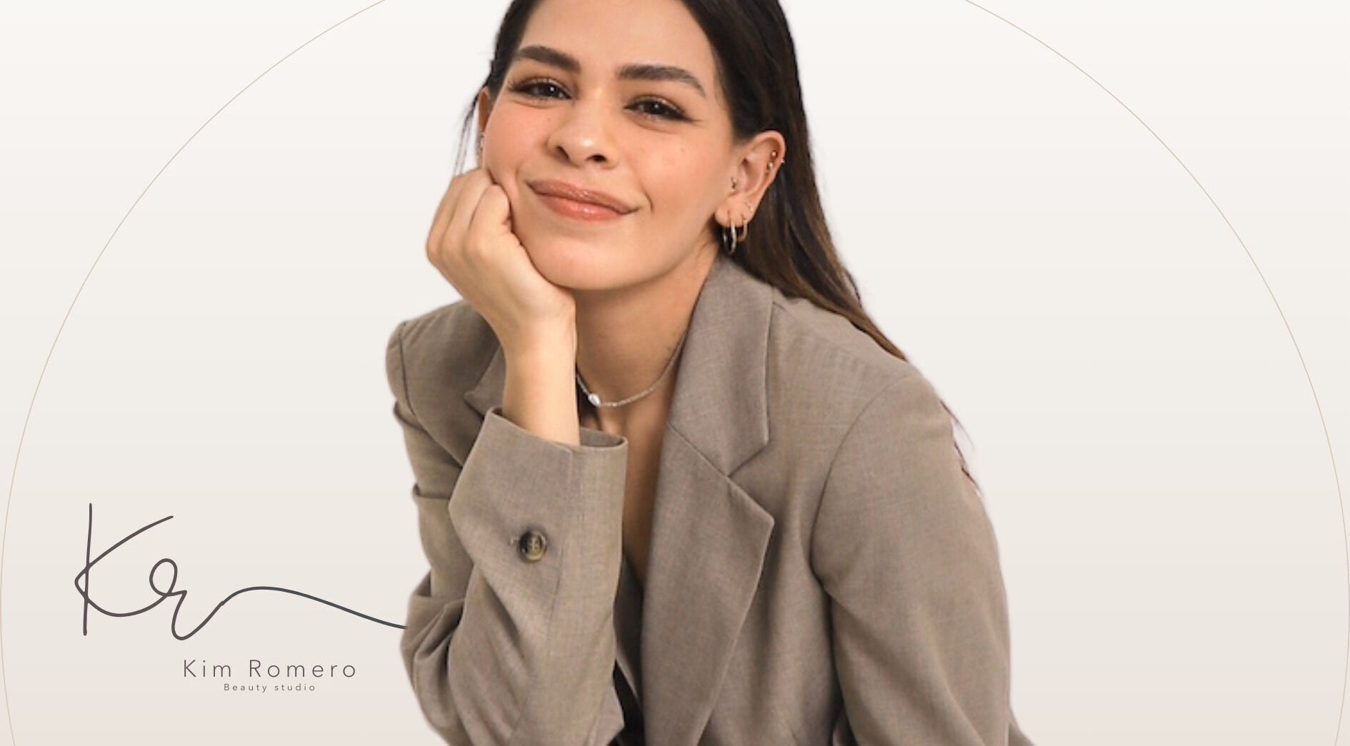 Mujer sonriendo en Kimberley Beauty, Ciudad De México, Ciudad De México, MX, mostrando elegancia y confianza.