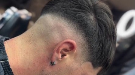 Κοντινή λήψη κούρεμα fade στο Aggelos Barber Shop, Λεμεσός, Λεμεσός, CY.