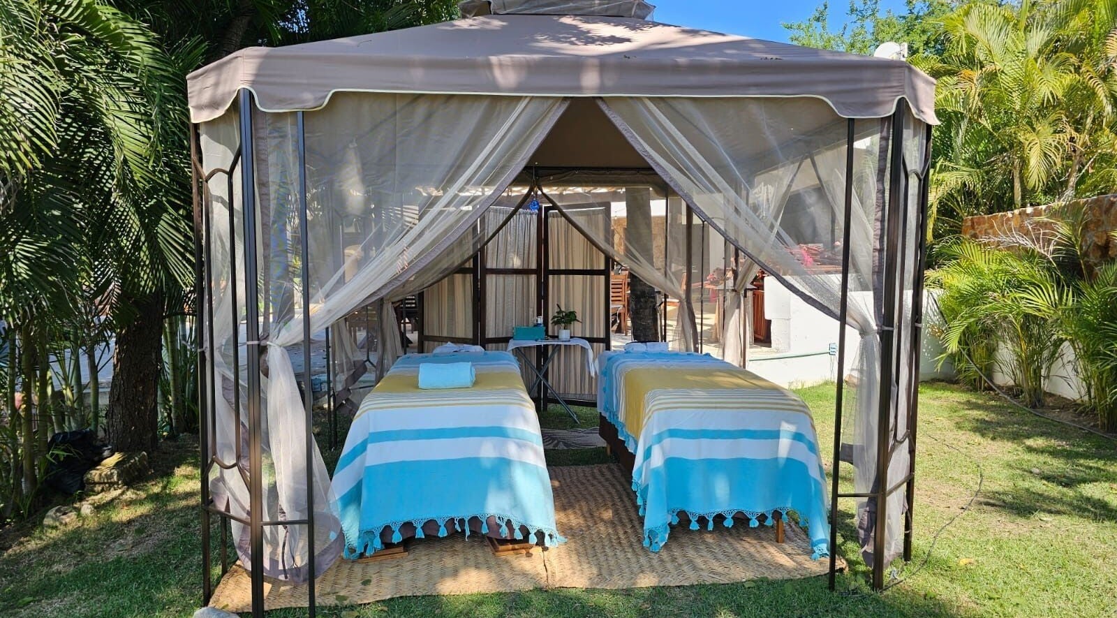 Camillas de masaje al aire libre en Shifu Massage Ocean front, Cruz De Huanacaxtle, Nayarit, MX.