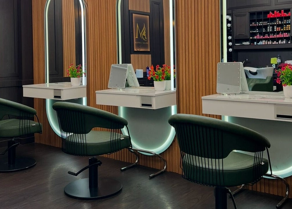 Moderne Friseurstation bei Milano Coiffeur Paradeplatz, Zürich, Zürich, CH mit stilvollen Spiegeln und grünen Stühlen.