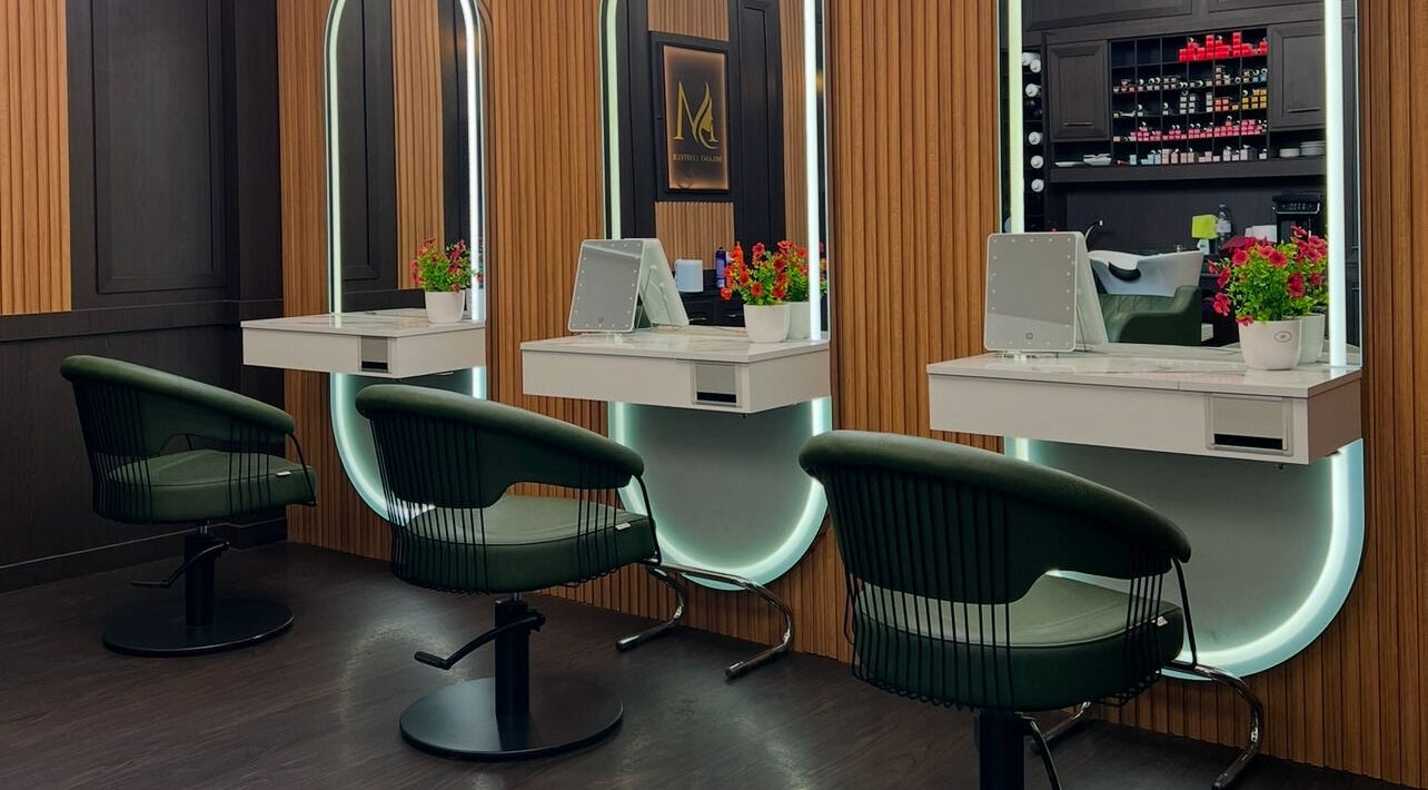 Moderne Friseurstation bei Milano Coiffeur Paradeplatz, Zürich, Zürich, CH mit stilvollen Spiegeln und grünen Stühlen.