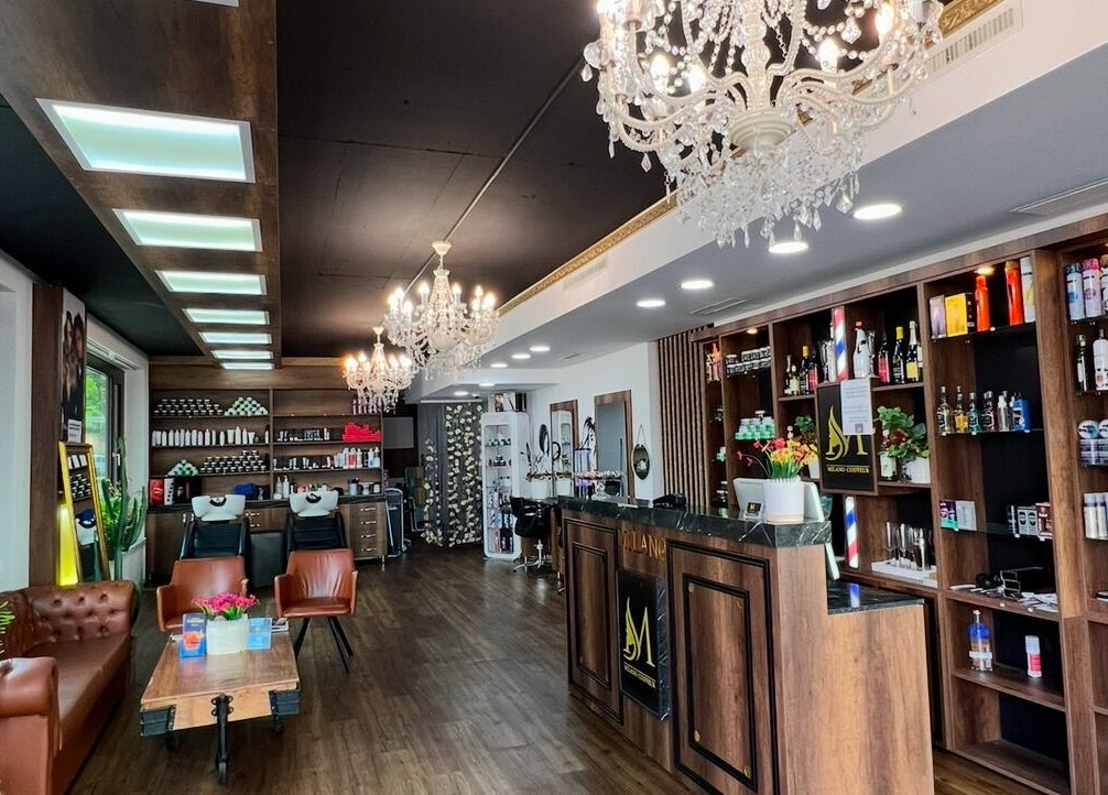 Innenbereich von Milano Coiffeur Paradeplatz in Zürich, Zürich, CH mit luxuriöser Einrichtung und Kronleuchtern.