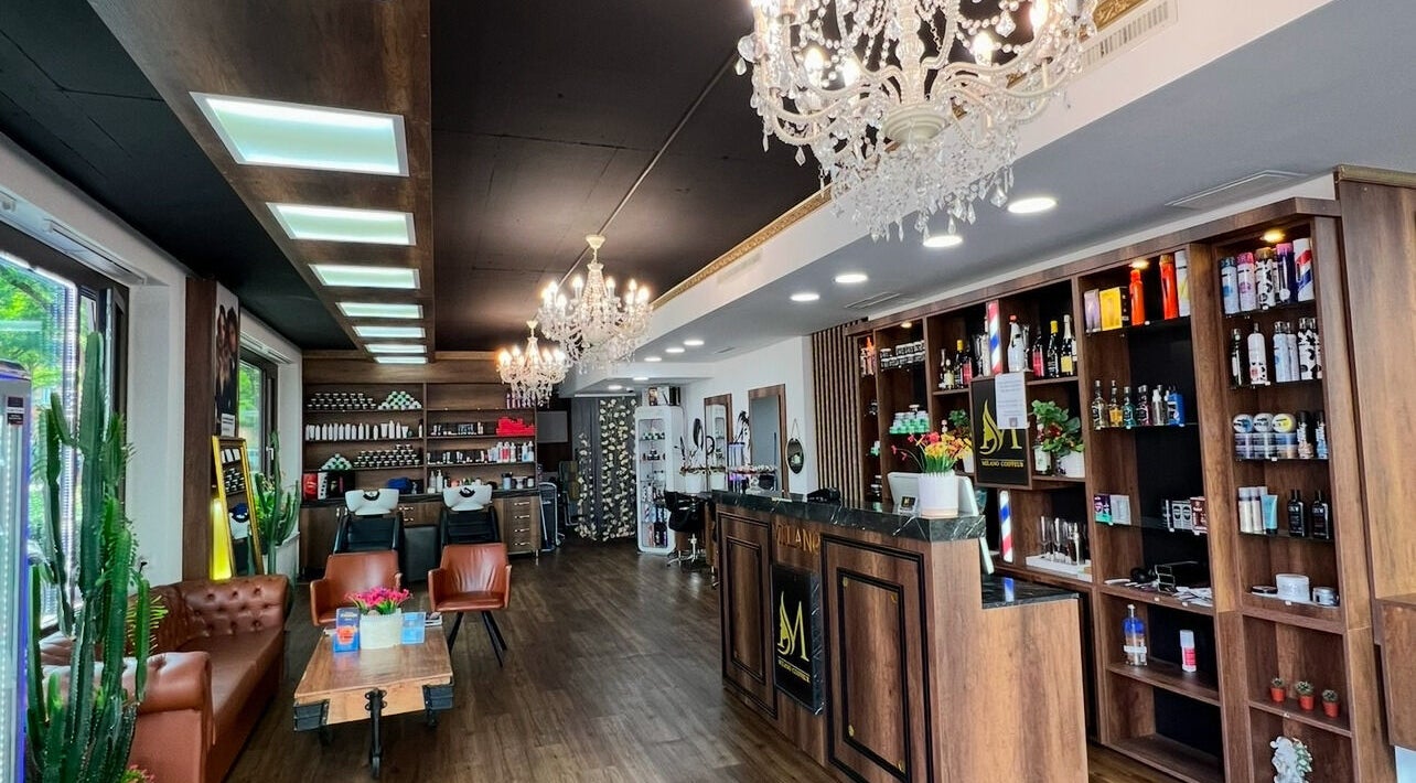 Innenbereich von Milano Coiffeur Paradeplatz in Zürich, Zürich, CH mit luxuriöser Einrichtung und Kronleuchtern.