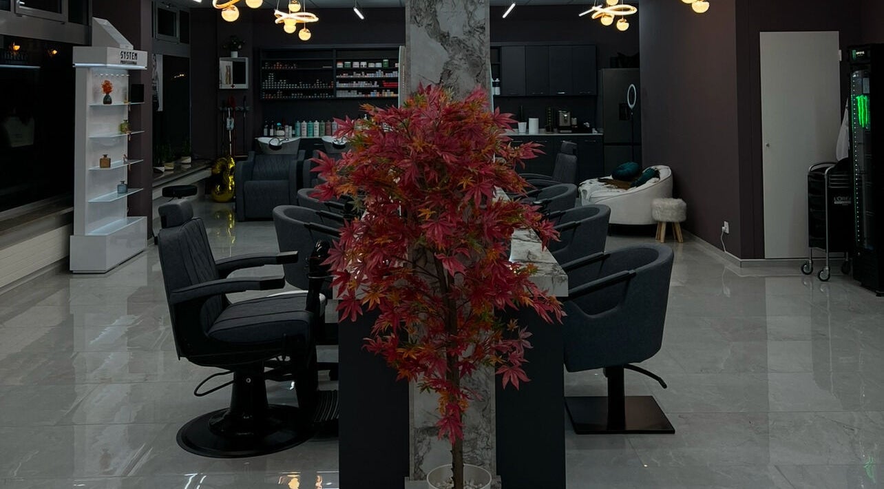 Innenansicht des Milano Coiffeur Paradeplatz in Zürich, Zürich, CH mit stilvoller Dekoration und bequemen Sitzen.