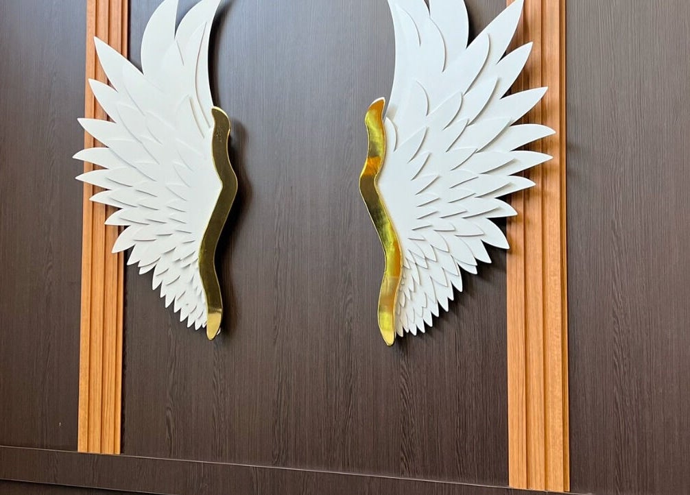 Weiße Engelsflügel-Dekoration bei Milano Coiffeur Paradeplatz, Zürich, Zürich, CH.