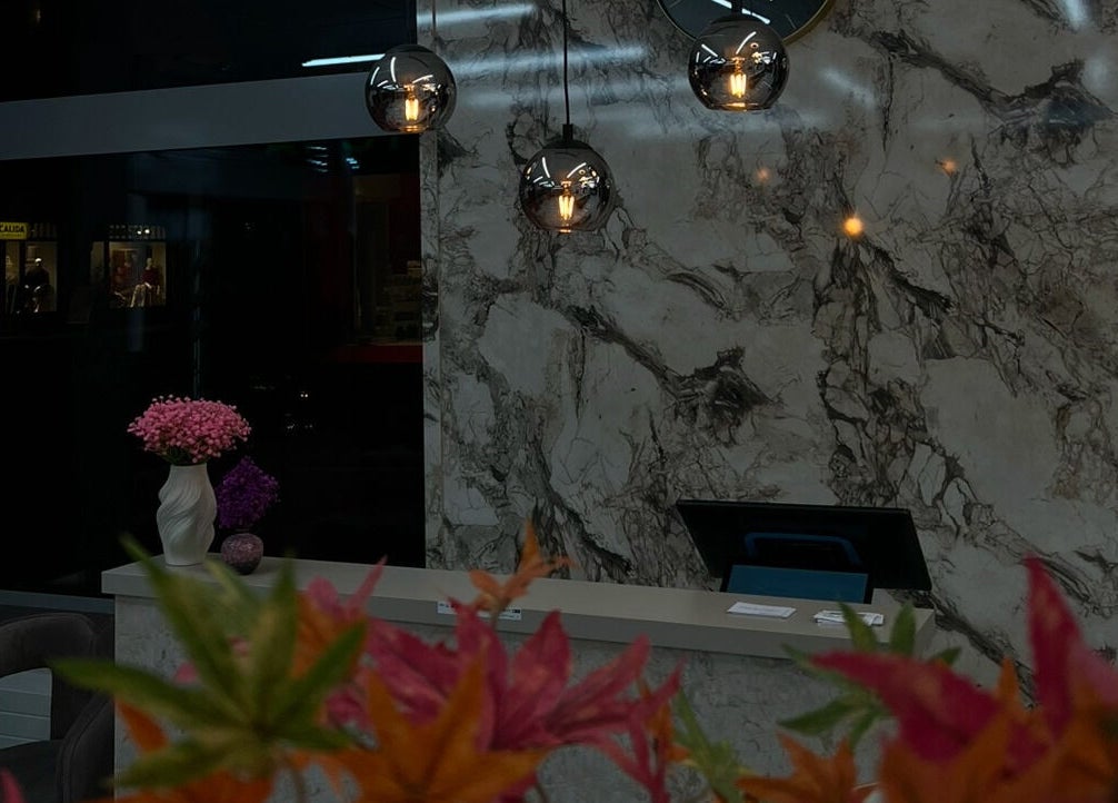 Eleganter Empfangsbereich bei Milano Coiffeur Paradeplatz, Zürich, Zürich, CH, mit stilvollen Lampen.