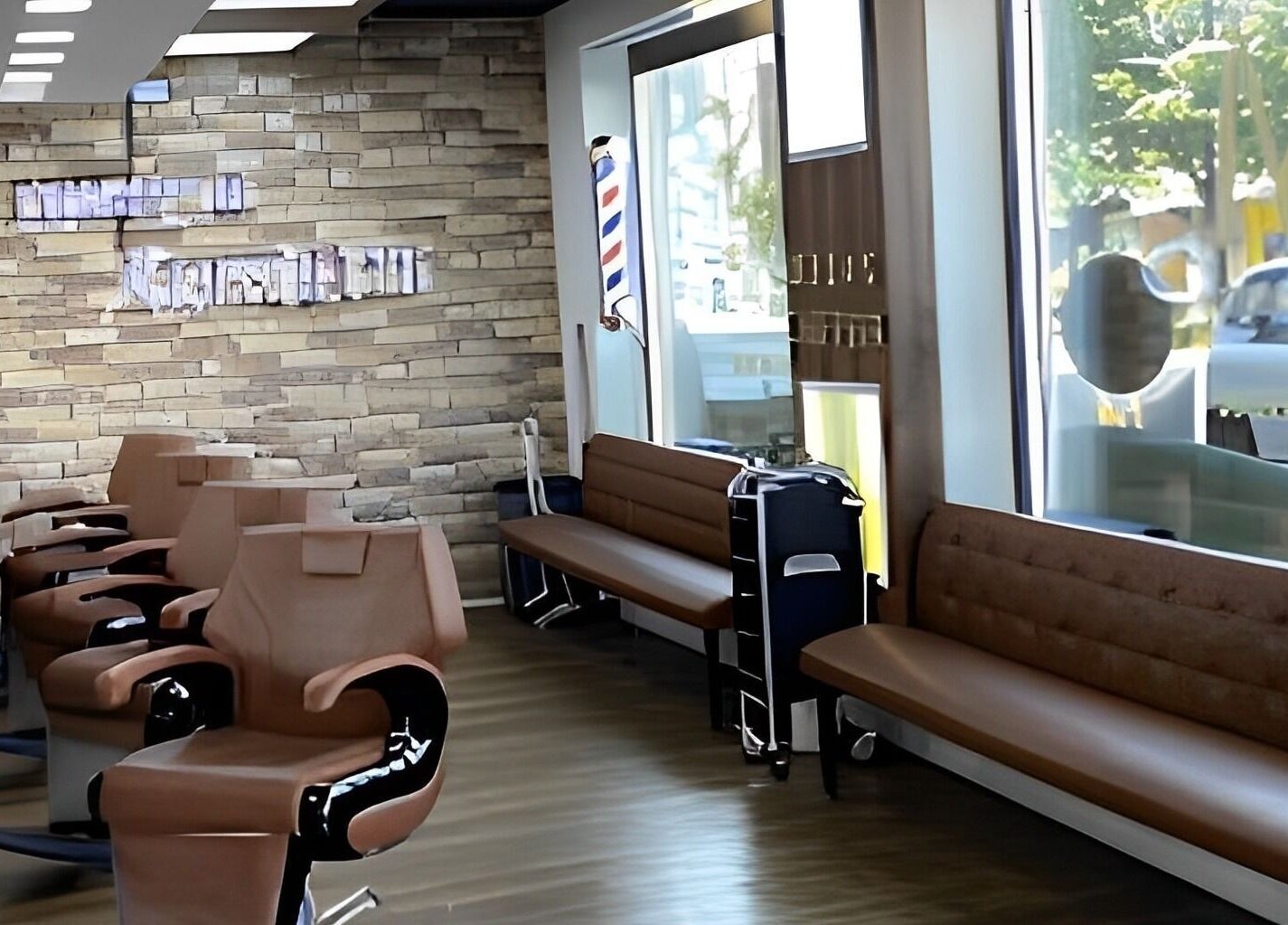 Elegantes Interieur von Milano Coiffeur Altstetten, Zürich, Zürich, CH, mit modernen Frisierstühlen und gemütlicher Wartebank.