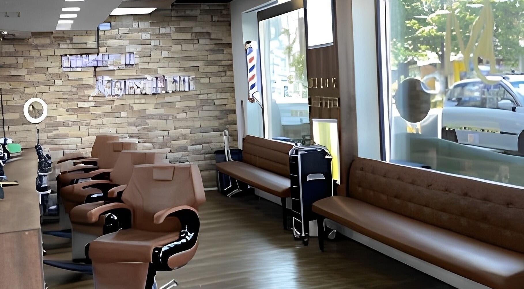 Elegantes Interieur von Milano Coiffeur Altstetten, Zürich, Zürich, CH, mit modernen Frisierstühlen und gemütlicher Wartebank.