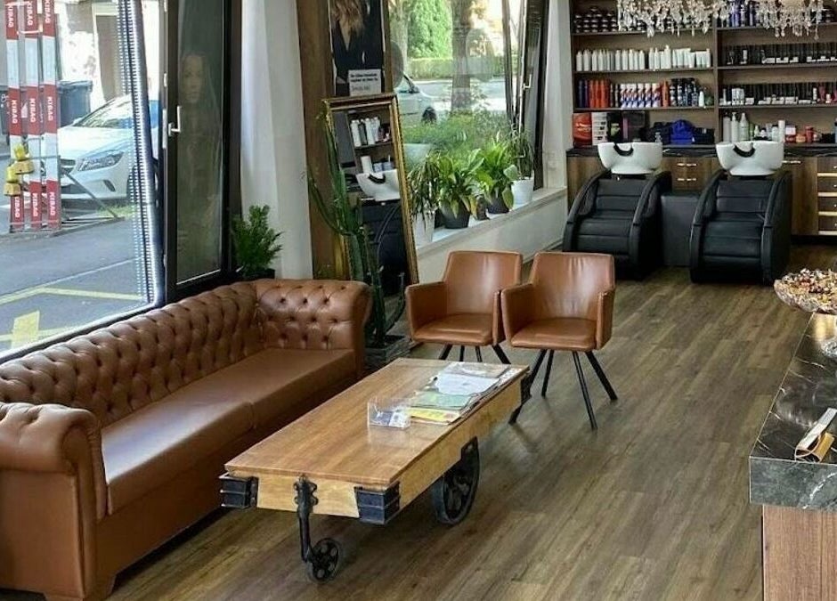 Innenansicht von Milano Coiffeur Altstetten, Zürich, Zürich, CH mit Ledersofas und Frisierstationen.