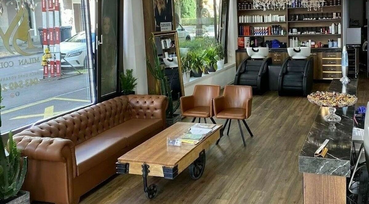Innenansicht von Milano Coiffeur Altstetten, Zürich, Zürich, CH mit Ledersofas und Frisierstationen.