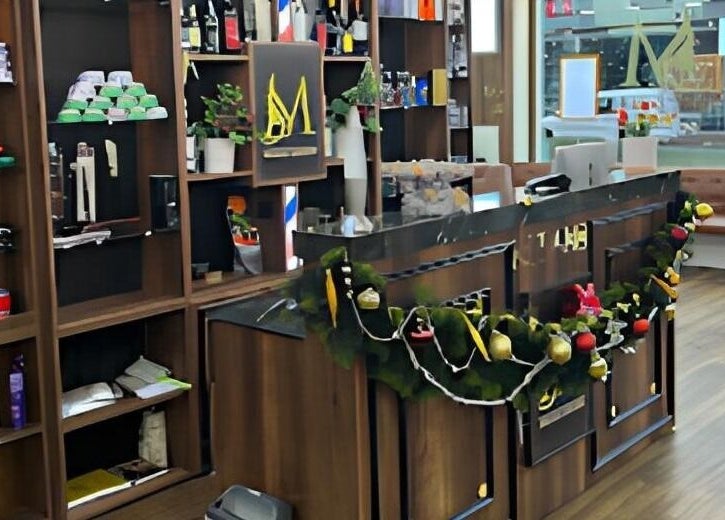 Empfangsbereich von Milano Coiffeur Altstetten in Zürich, Zürich, CH mit eleganten Holzmöbeln.