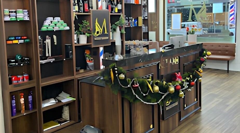 Empfangsbereich von Milano Coiffeur Altstetten in Zürich, Zürich, CH mit eleganten Holzmöbeln.