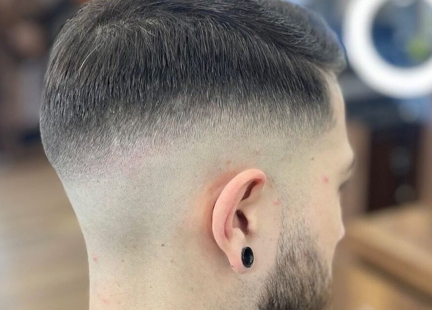 Moderner Fade-Haarschnitt bei Milano Coiffeur Altstetten in Zürich, Zürich, CH. Perfekt gestylte Seitenansicht.