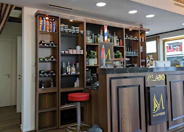 Eleganter Empfangsbereich bei Milano Coiffeur Altstetten, Zürich, Zürich, CH mit stilvollen Produkten im Hintergrund.