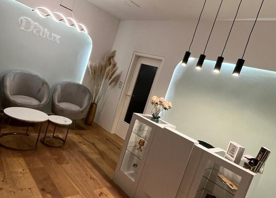 Moderner Empfangsbereich bei TophotCosmetics Nataliia Popovych, Stuttgart, Baden-Württemberg, DE.