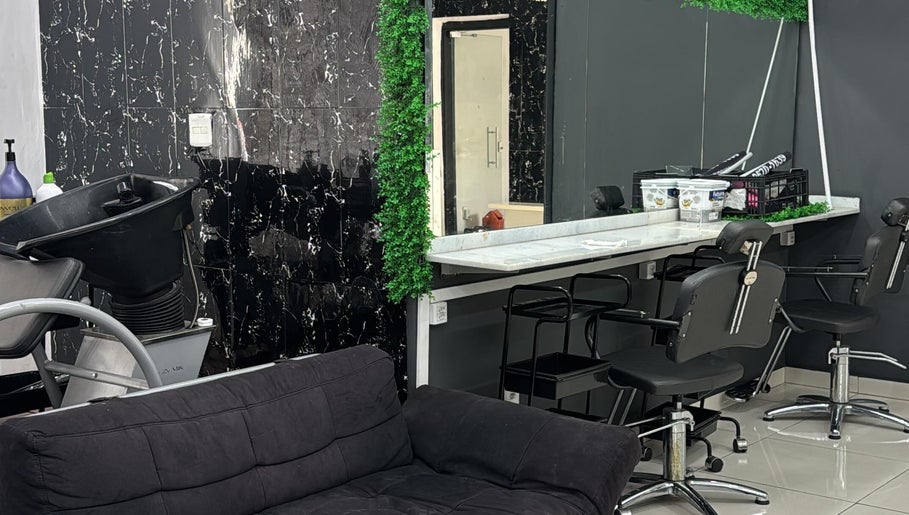Interior elegante da Barbearia Reinado da Beleza em São Paulo, São Paulo, BR com cadeiras confortáveis.