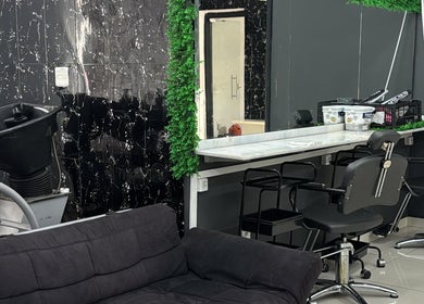 Interior elegante da Barbearia Reinado da Beleza em São Paulo, São Paulo, BR com cadeiras confortáveis.