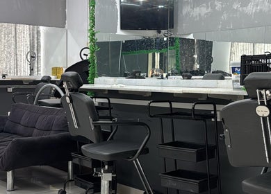 Interior moderno da Barbearia Reinado da Beleza, São Paulo, São Paulo, BR, com cadeiras e espelho.