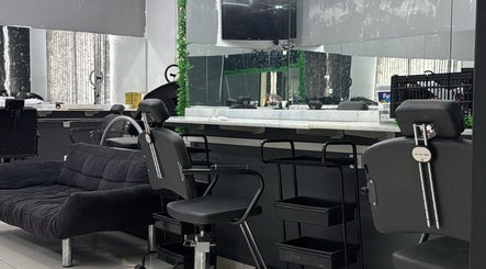 Interior moderno da Barbearia Reinado da Beleza, São Paulo, São Paulo, BR, com cadeiras e espelho.