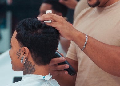 Corte de cabelo personalizado na Barbearia Reinado da Beleza em São Paulo, São Paulo, BR.