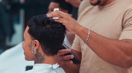 Corte de cabelo personalizado na Barbearia Reinado da Beleza em São Paulo, São Paulo, BR.