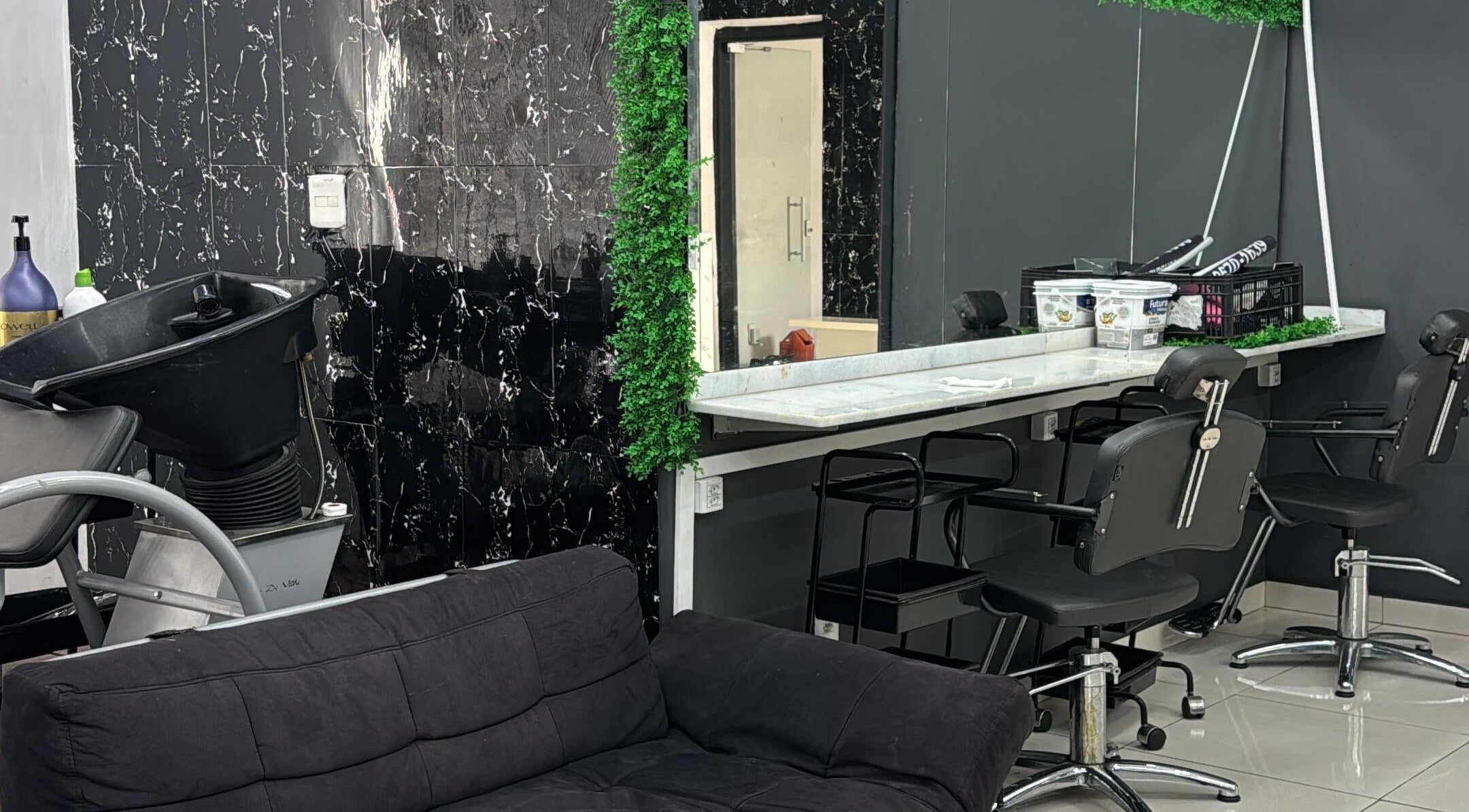 Interior moderno da Barbearia Reinado da Beleza, São Paulo, São Paulo, BR.